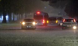 Antalya'da sağanak yolları göle döndürdü