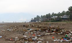 Antalya'da çöpler sahile vurdu
