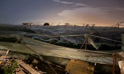 Kumluca'da hortum seralara zarar verdi