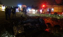 Antalya'da otomobil çukura düştü