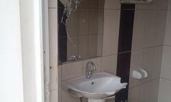 Tuvaletin camlarını ve seramiklerini kırdılar