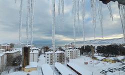 Çatılarda metrelerce buz sarkıtları oluştu
