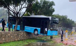 Antalya'da otobüs, duvarda asılı kaldı