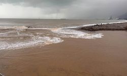 Konyaaltı Sahili kahverengiye döndü