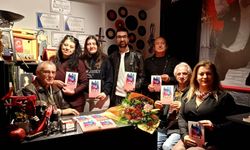 Tiyatro sahnesinde kitap tanıtımı