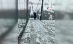 Köprüde asılı kalan otomobil yürekleri ağıza getirdi