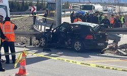 Otomobil bariyerlere ok gibi saplandı: 2 ölü