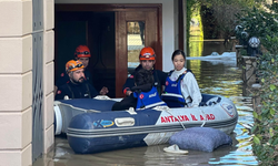 Mahsur kalan vatandaşlar botla kurtarıldı