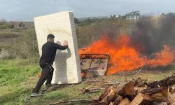 Sinirlendi, lojmandaki bütün eşyaları yaktı