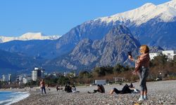 Karlı dağların gölgesinde deniz keyfi