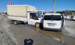 Manavgat'ta kamyonet ile hafif ticari araç çarpıştı