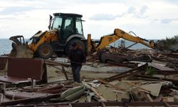 Manavgat'ta plajda 15 işletme yıkıldı