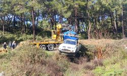 Manavgat'ta kamyonet dereye düştü