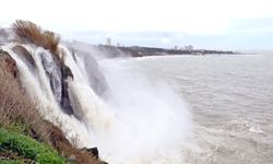 Dünyaca ünlü şelale tersine çağladı!