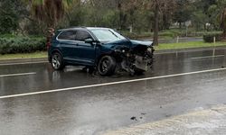 Antalya'da kayganlaşan yol aracı savurdu