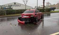 Gazipaşa’da lüks araç refüje çarptı