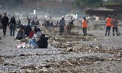 Antalya’da fırtına bitti, vatandaş sahile koştu!