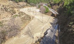 Gazipaşa’da heyelan yolu yuttu