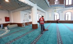 Kepez'de camilerde Ramazan temizliği