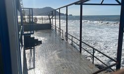 Dalgalar balık lokantasını bastı