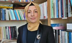 Başörtüsüyle akademisyen olarak kürsüye çıktı