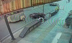 Motosikletliler yola savruldu