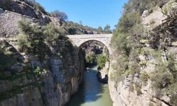 Tarihi köprüde tehlikeli şov: Yürekler ağza geldi!