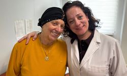Bir gecede ses telleri felç olan anneyi doktor kızı iyileştirdi