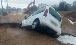 Döşemealtı'da araç çöken yola düştü