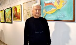 Hem çiziyor hem yazıyor