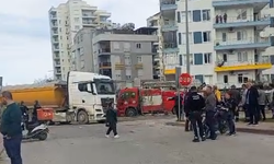 Konyaaltı’da motosiklet kamyona çarptı, sızan yakıt panik yarattı!