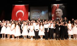 Minik kalpler depremde hayatını kaybedenleri andı