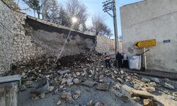 Niğde Kalesi'nin istinat duvarı çöktü