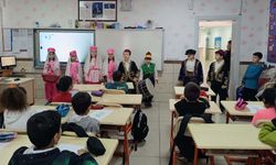 Okulda öğrenciler davul çalıp mani söyledi