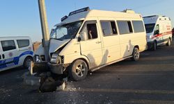 Minibüs direğe çarptı: 15 yaralı