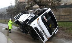 Askeri araç devrildi: 11 yaralı!