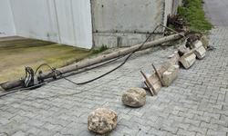 Kemer’de maganda internet hattını kopardı, direkleri devirip kaçtı!