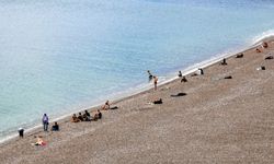 Antalya'da sıcak havayı fırsat bilenler sahile koştu