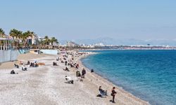 Sahilde deniz, zirvede kayak keyfi