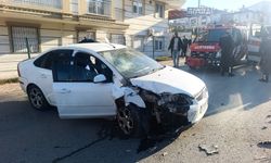 Elektirik direğine çarptı