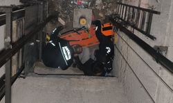 Yaşlı adam asansör boşluğuna düştü