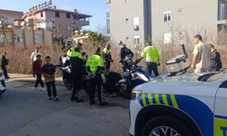 Polisi görünce motosikleti bahçeye attı