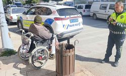 Otomobil engelli aracına çarptı