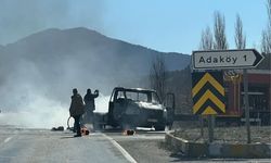 Seyir halindeki kamyonet alev alev yandı