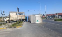 Muz yüklü kamyon devrildi