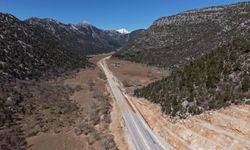 Ulaşıma açılan karayolu havadan görüntülendi