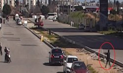 Antalya'da otomobile silahlı saldırı anları kameraya yansıdı