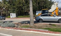 Alanya'da otomobil direğe çarptı