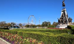 Antalya caddeleri renkleniyor