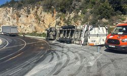 Gazipaşa'da muz taşıyan TIR devrildi